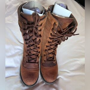 EUC KAMIK ROGUE 10” BOOTS, COLOR COGNAC; SIZE 6